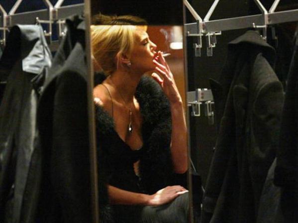 Cómo será de viciosa la bella actriz Charlize Theron que se metió al guardarropa para fumar.
