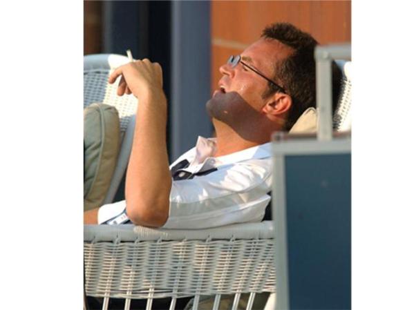 Matthew Perry fumando después de un partido de tenis.