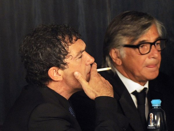 Antonio Banderas imita a sus compatriotas, es decir, fuma.
