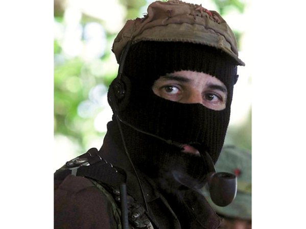 El Comandante Marcos en Chiapas le da a la pipa.