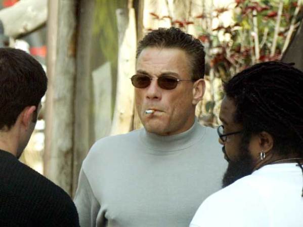 A Jean Claude van Damme no le falta la respiración en las peleas de película.