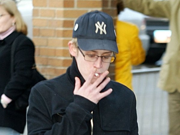 Macaulay Culkin, niño actor, adulto fumador.