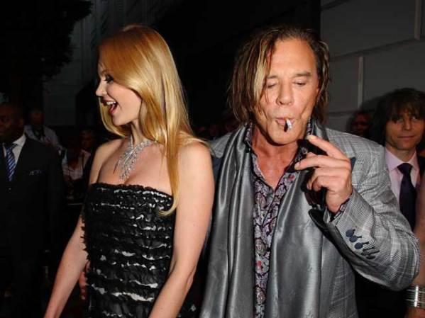 Mickey Rourke fuma y hace cosas aún peores.