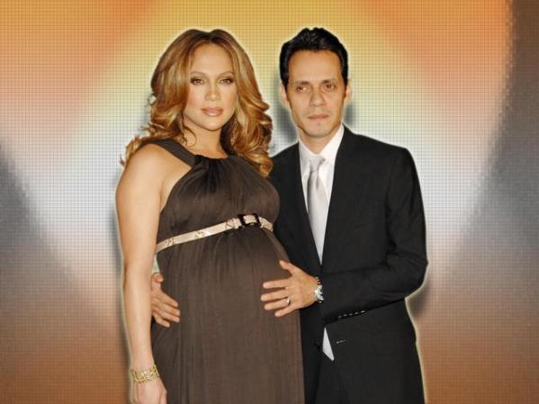 Otra imagen de su embarazo, con el padre de las criaturas Marc Anthony.