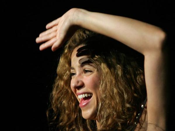 Por esta razón, en 1997 Shakira crea la fundación Pies Descalzos, titulado igual que su álbum.