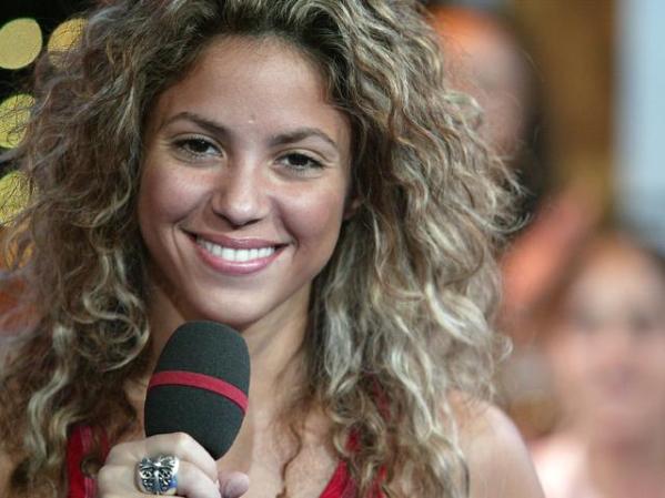 Shakira lanza su cuarto disco "Dónde Están Los Ladrones" en 1998.