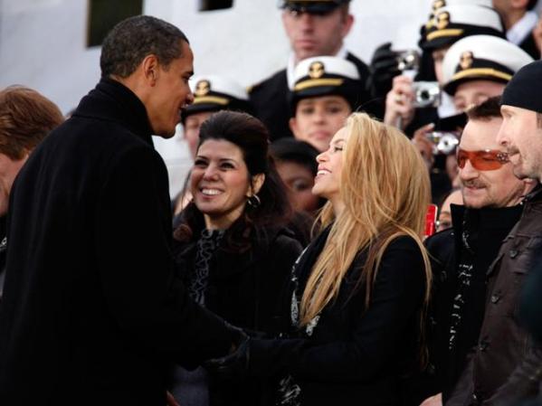 Shakira ha participado en importantes eventos como uno ante el presidente Barak Obama en el 2009. En esta imagen aparece saludando al Presidente junto a los integrantes de U2 y la actriz Marisa Tomei.