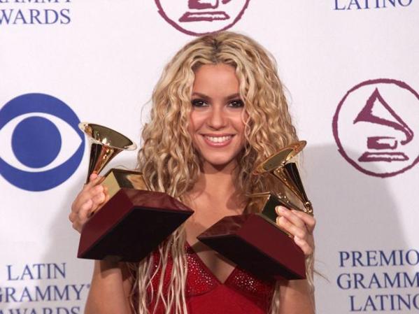 Recibe dos Grammys por los álbumes Fijación Oral, Vol. 1 y Vol. 2, en español.