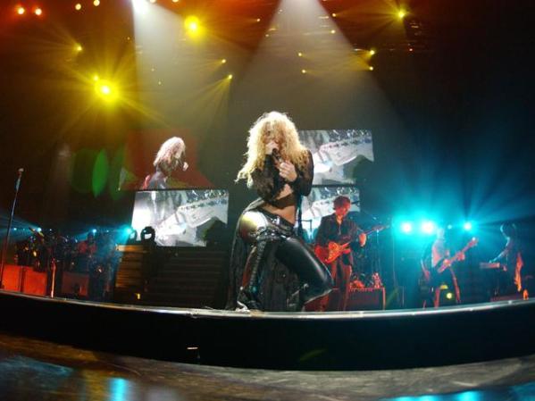 De la mano del productor Emilio Estefan, Shakira empieza a darse a conocer como artista en los Estados Unidos. Y es cuando decide teñirse el pelo de rubio, dejando a todos sus seguidores hispanos con la boca abierta.