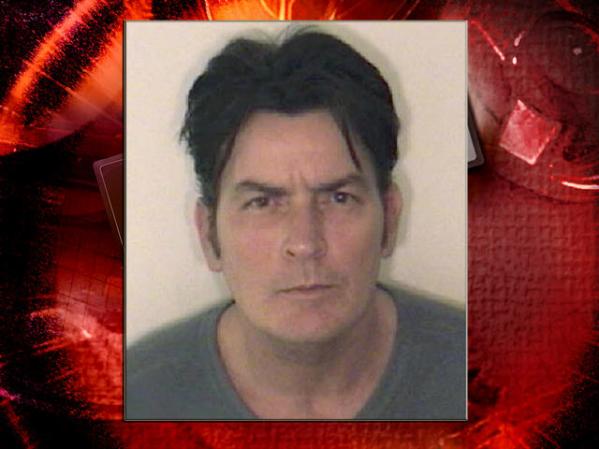 Charlie Sheen, el astro de la exitosa serie televisiva "Two and a Half Men", pasó la mayor parte de su Navidad en una celda en Colorado después de ser arrestado el viernes por cargos de presunta violencia doméstica. Diciembre, 25, 2009.