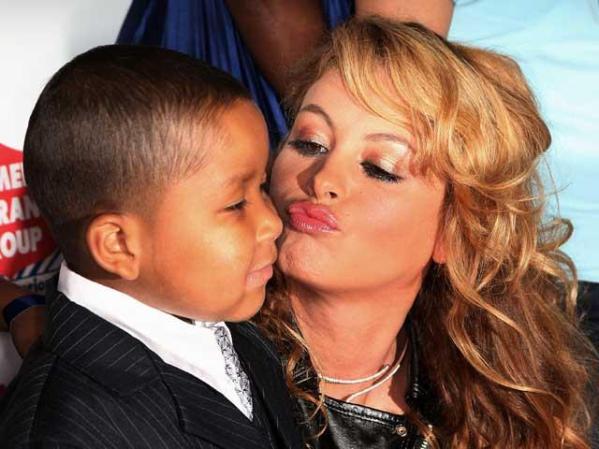 Paulina Rubio, labios encendidos con inocencia infantil.