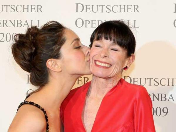 Oona Chaplin besa a su mamá Geraldine, la hija del popular Charlot.