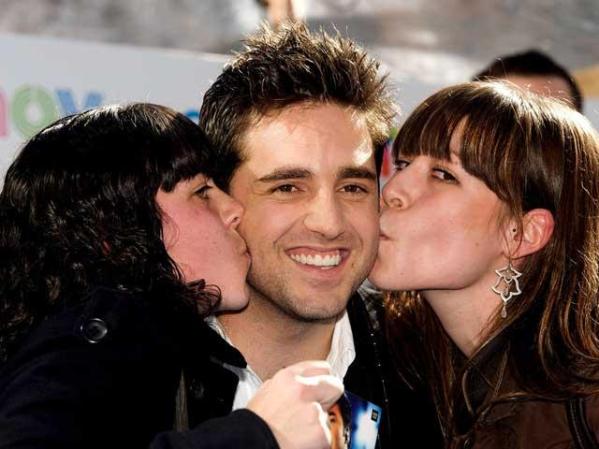 El cantante español David Bustamante recibe el calor de sus fans en Madrid.