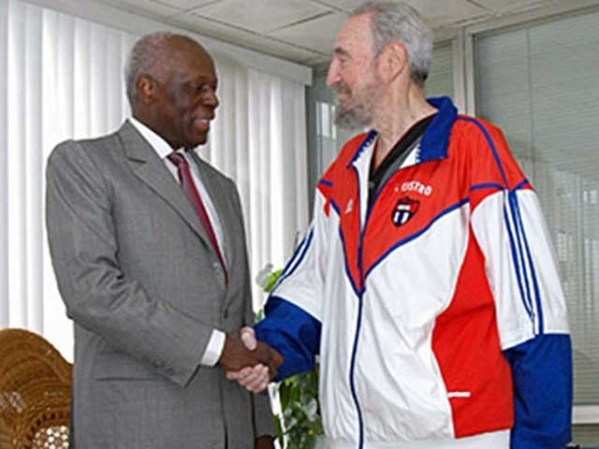 23 DE SEPTIEMBRE, 2007: El periódico "Juventud Rebelde" publica una foto de Castro de pie con el presidente de Angola Jose Eduardo Dos Santos.