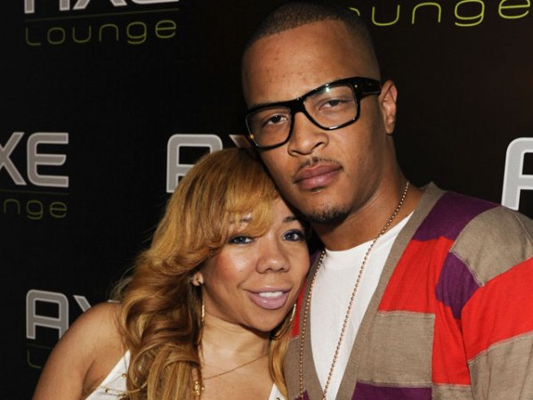El rapero T.I. fue arrestado con su esposa después que la policía percibió un olor a marihuana procedente de su vehículo en Los Angeles.