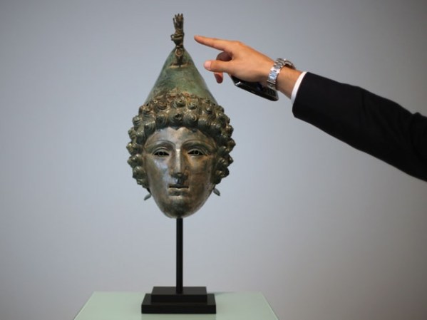 Se trata de una máscara de bronce de la época romana.