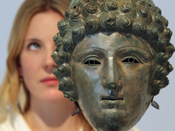 Georgiana Aitken, de la casa de subastas Christie's, posa con la máscara.