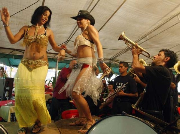 HELENA, MONTANA: Las mujeres tienen prohibido bailar encima de las mesas de un bar a menos que lleven encima tres libras y dos onzas de ropa.