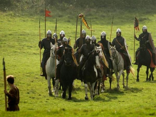 A su vez, el grueso de la caballería normanda se lanzó en un gran ofensiva.