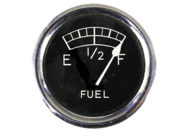 Llena tanque por la noche porque los surtidores sueltan más gasolina cuando las temperaturas son más bajas. Evita las estaciones cercanas a las autopistas porque sus precios son mayores.