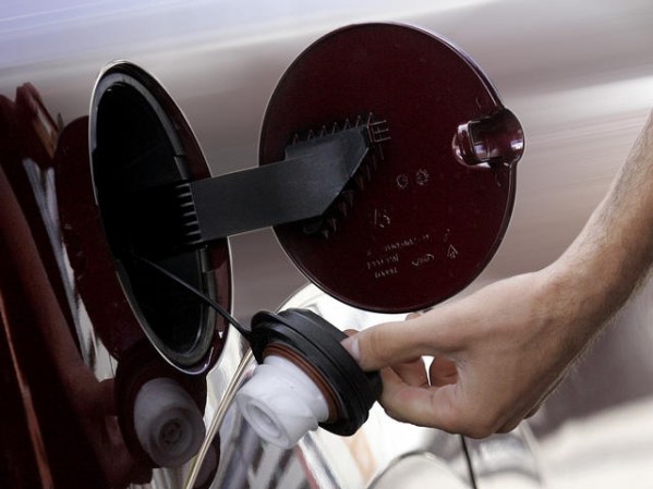 Cierra bien el tapón del tanque de gasolina. Con ello evitarás la evaporación.