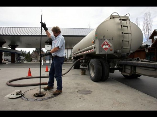 Ve a gasolineras con mucha gente. Las estaciones que están siempre llenas tienen que recargar sus tanques regularmente, lo que significa que su gasolina es más fresca. La gasolina fresca tiene mayor potencia que la que lleva varios días guardada.