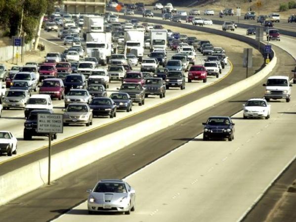 Comparte el coche con otros por ejemplo para ir al trabajo. El uso del aire acondicionado aumenta en un 20% el consumo de combustible. A bajas velocidades abre las ventanas.