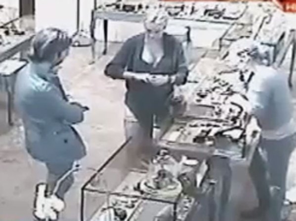 Enero 22, 2011: La joyería Kamofie & Co. ubicada en Venice Beach habría reportado el supuesto robo, la noticias salió en internet en el sitio RadarOnline.com.