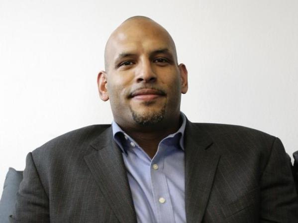 John Amaechi, ex basquetbolista profesional de la NBA en salir del clóset.