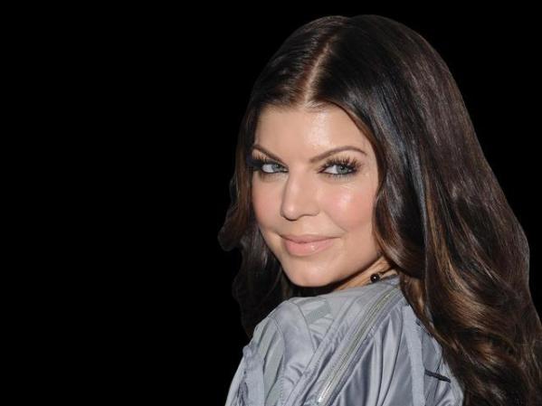 Fergie, la vocalista de Balck Eyed Peas, está casada con el galanazo Josh Duhamel. De acuerdo con TheSun.com ella afirma con respecto a otras chicas "claro que experimenté, pero nunca he tenido una novia fija".