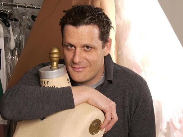 Isaac Mizrahi, este diseñador y director de la marca Liz Claiborne además es estrella de programas de televisión.