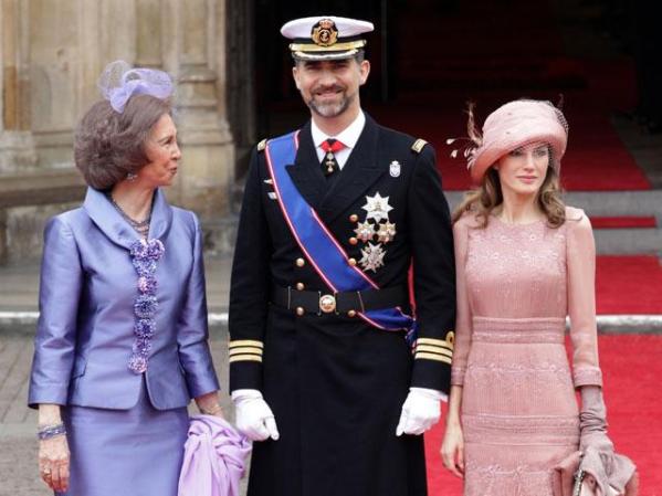 La reina Sofía de España, el príncipe Felipe de Asturias junto a su esposa la princesa Letizia de Asturias.