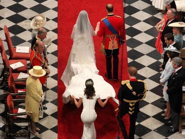 Los novios camino al altar.