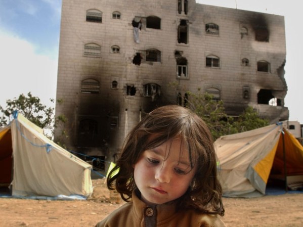 MAYO, 2002: Una niña frente a la tienda de campaña donde vive desde que su edificio fue destruido por fuerzas israelíes que buscaban a un guerrillero palestino, en Hebrón.