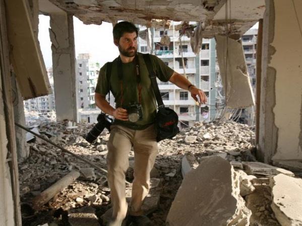 Chris Hondros en Afganistán, donde tomó algunas imágnes iconicas.