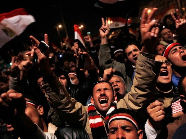 FEBRERO, 2011: Protesta contra Mubarak en la plaza Tahrir de El Cairo.