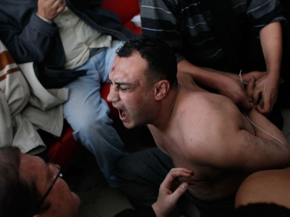 FEBRERO, 2011: Un posible miembro de las fuerzas de seguridad egipcias es retenido por manifestantes pro democracia.