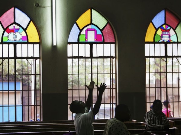 ABRIL, 2005: Un feligrés reza en la ciudad de Kano, Nigeria, donde la minoría católica vive rodeada de musulmanes, generándose frecuentes conflictos.