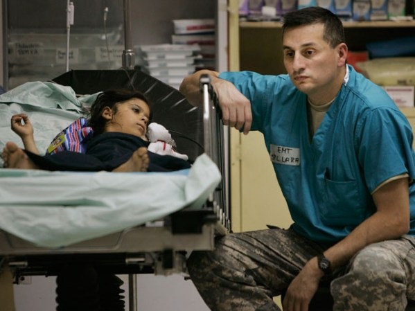 FEBRERO, 2007: Un médico estadounidense acompaña a una niña herida en Iraq.