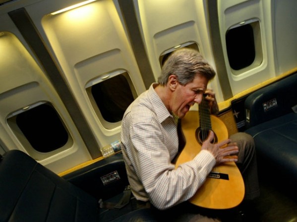 FEBRERO, 2004: El candidato presidencial John Kerry toca la guitarra entre parada y parada de campaña.