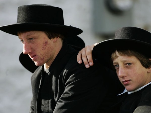 OCTUBRE, 2006: Dos jóvenes de la creencia Amish participan en el funeral de Naomi Rose Ebersole, una de cinco alumnas de una escuela de Pensilvania asesinadas por un hombre enajenado.