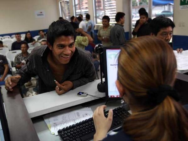 Justo Velasquez coquetea con una funcionaria de inmigración guatemalteca.