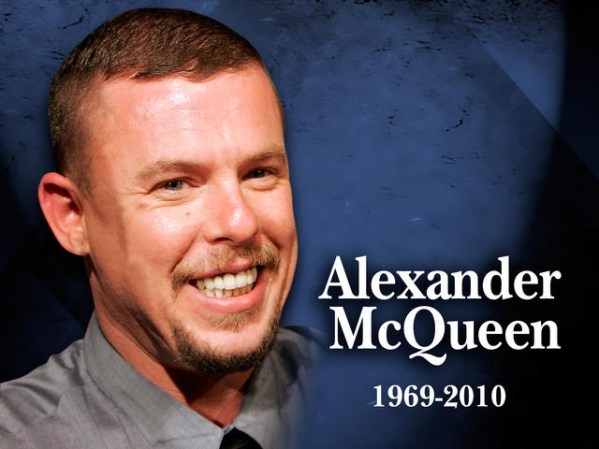 Alexander McQueen, 40 años. Diseñador británico jefe de la casa Givenchy de 1996 al 2001. Ganó cuatro premios del "Diseñador del Año Británico". Su muerte el 11 de febrero del 2011 fue oficialmente declarada como suicidio por ahorcamiento. Nueve días antes su madre había fallecido.