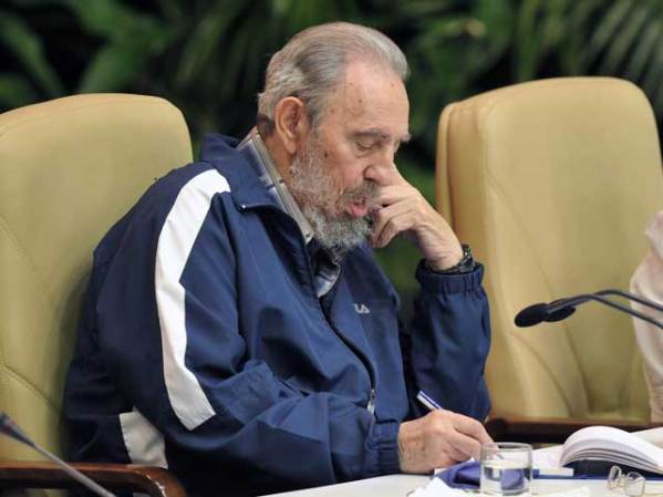19 de ABRIL, 2011: Frágil y tembloroso, Castro hace una aparición en el Congreso del Partido Comunista, donde apoya los cambios propuestos por su hermano.