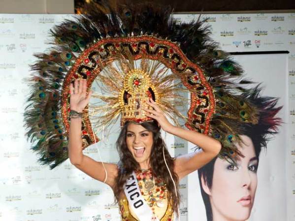Jimena Navarrete en traje típico.
