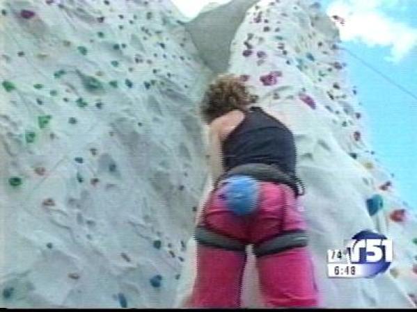 Ofrece una montaña artitificial para escaladas