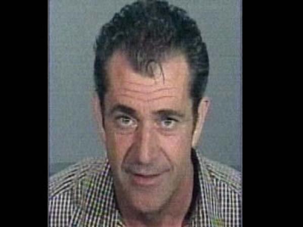 Mel Gibson fue arrestado en Malibu, California, el 29 de julio del 2006 acusado de conducir con unas copas de más. El actor posteriormente admitió sufrir de alcoholismo.