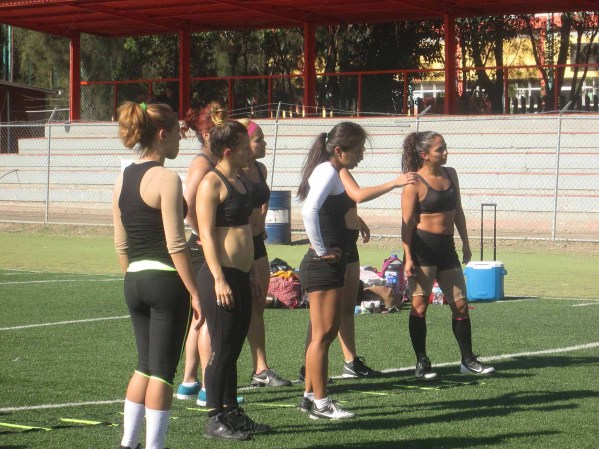 Las chicas entrenan con mucho profesionalismo bajo la supervisión de sus entrenadores.