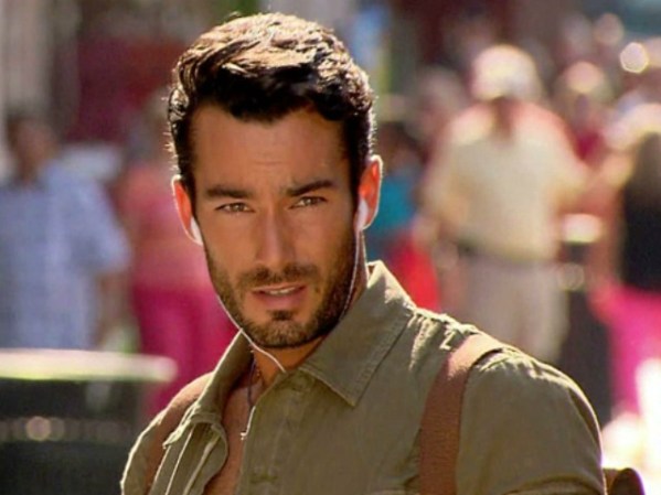 Aarón Díaz es Santiago Cano, en “Santa Diabla”.