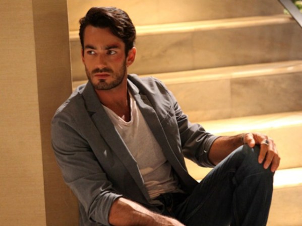 Aarón Díaz es Santiago Cano, en “Santa Diabla”.